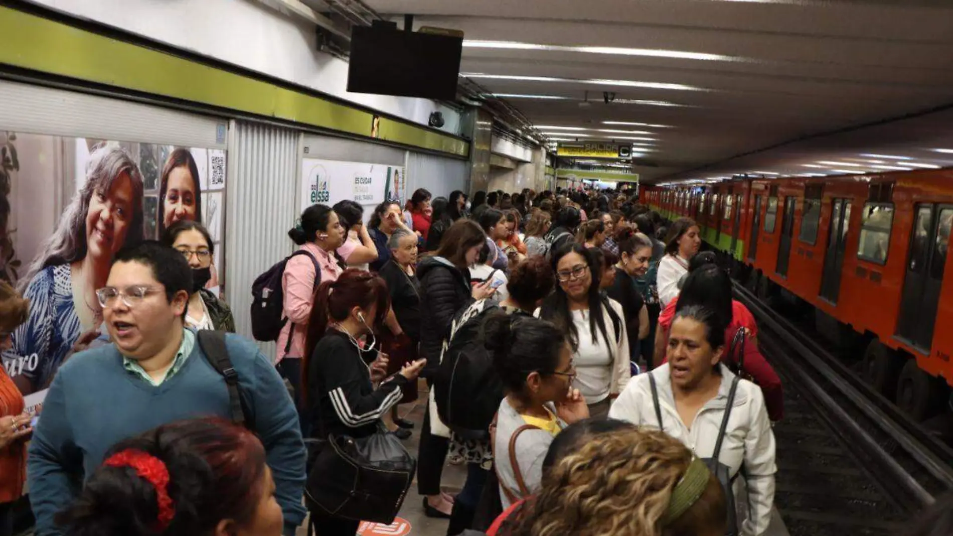 Desalojan estación de la Línea 3 por humo en el andén